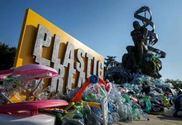 Le "Fardeau du Penseur", une installation évolutive de l'artiste, photographe et militant canadien Benjamin Von Wong devant le siège genevois de l'Onu, est peu à peu recouvert de déchets plastique, alors que les délégués réunis à l'intérieur du Palais des Nations ont bien du mal à trouver un terrain d'entente pour rédiger le premier traité international sur la pollution plastique, le 12 aout 2025