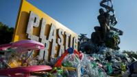 Le "Fardeau du Penseur", une installation évolutive de l'artiste, photographe et militant canadien Benjamin Von Wong devant le siège genevois de l'Onu, est peu à peu recouvert de déchets plastique, alors que les délégués réunis à l'intérieur du Palais des Nations ont bien du mal à trouver un terrain d'entente pour rédiger le premier traité international sur la pollution plastique, le 12 aout 2025