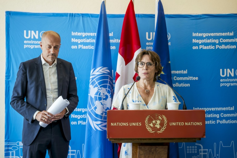 Le ministre danois de l'Environnement Magnus Heunick (G) et la Commissaire européenne à l'Environnement Jessika Roswall (D) durant un point presse portant sur les négociations du traité plastique en cours aux Nations Unies à Genève, le 12 aout 2025.