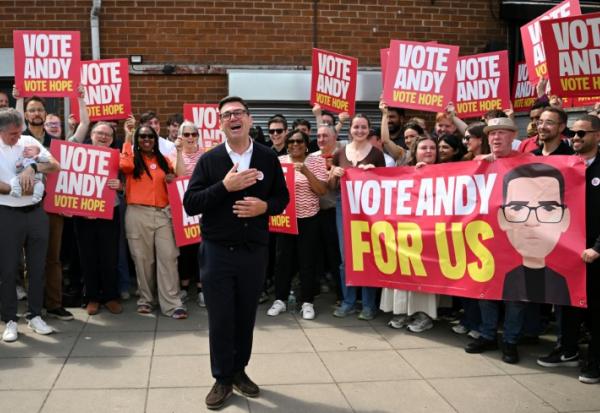 Le candidat du Parti travailliste, Andy Burnham, s'adresse à ses partisans devant le bureau de campagne du parti à Ashton, dans le Makerfield (nord-ouest de l'Angleterre), le 18 juin 2026