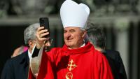 Un cardinal prend une photo avec son téléphone portable, sur la place Saint-Pierre au Vatican, le 26 avril 2025