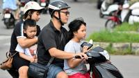 Une famille se déplace en motocyclette, le 4 juin 2025 à Hanoï
