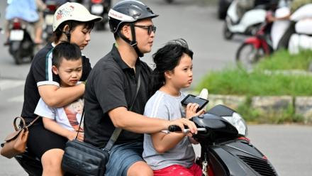 Une famille se déplace en motocyclette, le 4 juin 2025 à Hanoï