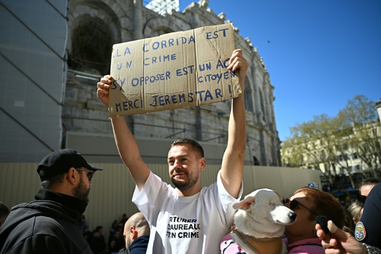 L'influenceur Jeremstar, de son vrai nom Jérémy Gisclon, manifeste contre la corrida devant les arènes de Nîmes, le 2 avril 2026 dans le Gard