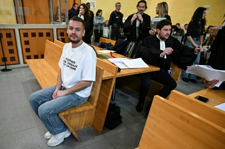 L'influenceur Jeremstar (g), de son vrai nim Jérémy Gisclon, attend le début de son procès au tribunal pénal de Nîmes, le 2 avril 2026 dans le Gard