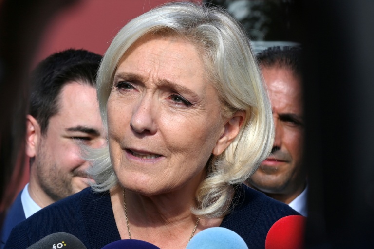 La cheffe de file du Rassemblement national, Marine Le Pen, fait une déclaration à la presse lors d'une visite au congrès des sapeurs-pompiers, le 10 octobre 2025 au Mans, dans la Sarthe