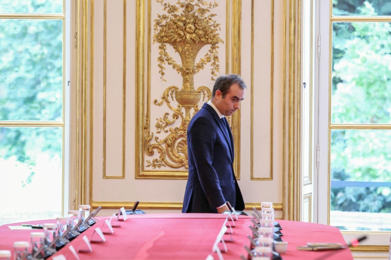 Le Premier mnistre Sébastien Lecornu arrive pour une réunion avec les nouveaux membres du gouvernement à l'hôtel Matignon, le 13 octobre 2025 à Paris