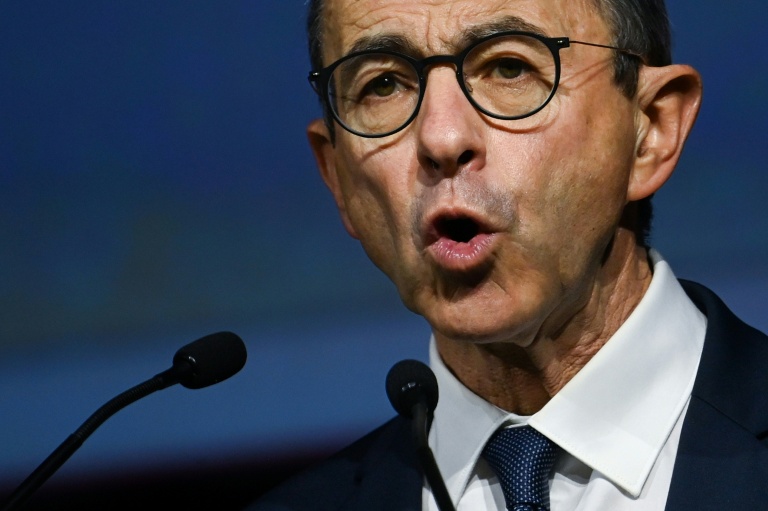Le patron des Républicains Bruno Retailleau s'exprime lors du 131e congrès national des pompiers réuni au Mans, le 10 octobre 2025

