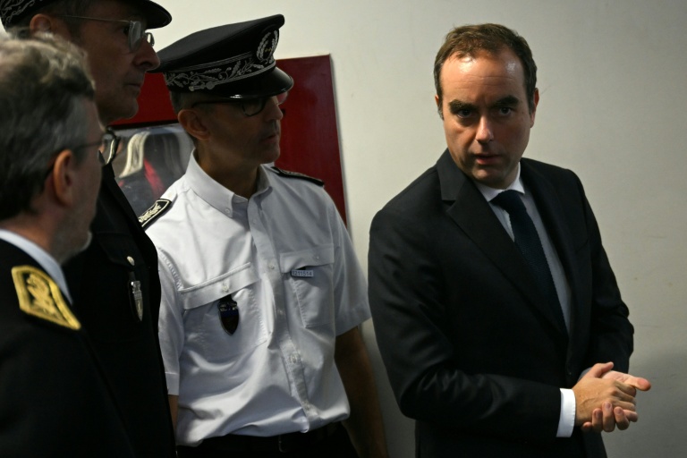 Le Premier ministre Sébastien Lecornu se rend pour un premier déplacement au commissariat de l'Haÿ-les-Roses, en banlieue parisienne, le 11 octobre 2025