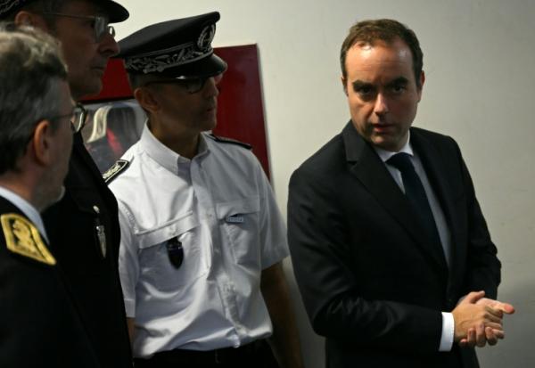 Le Premier ministre Sébastien Lecornu se rend pour un premier déplacement au commissariat de l'Haÿ-les-Roses, en banlieue parisienne, le 11 octobre 2025