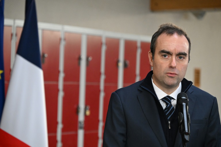 Le Premier ministre français Sébastien Lecornu lors de l'inauguration de l'école Aurélie Aubert à Rugles (Eure), le 12 décembre 2025