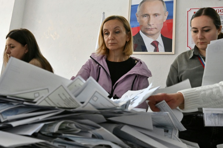 Décompte des bulletins le 20 septembre 2026 dans un bureau de vote de Donetsk, dans les territoires ukrainiens occupés par la Russie