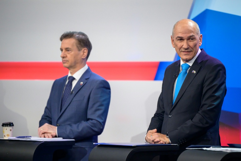 Le Premier ministre slovène Robert Golob (à gauche) et l'ancien Premier ministre ultra-conservateur Janez Jansae (à droite), lors d'un débat télévisé le 20 mars à Ljubljana