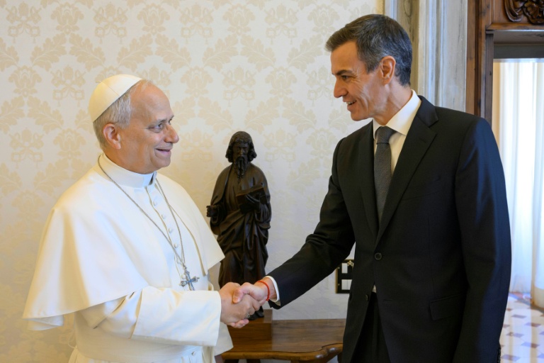 Le pape Léon XIV (gauche) salue le Premier ministre espagnol Pedro Sanchez, le 27 mai 2026 au Vatican