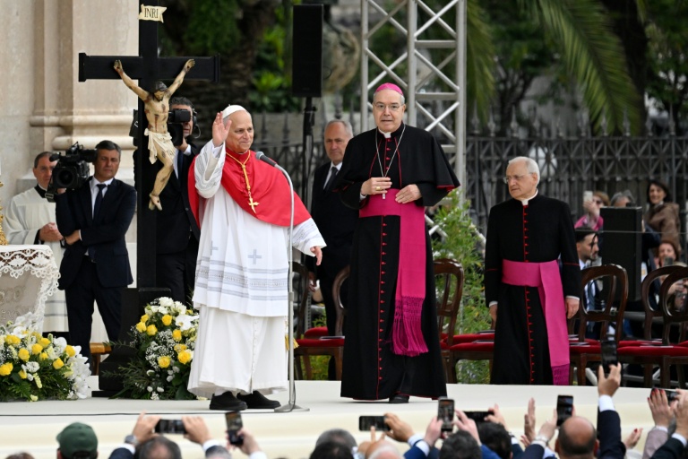 Le pape Léon XIV s'adresse aux fidèles, le 8 mai 2026  à Pompéi, dans le sud de l'Italie