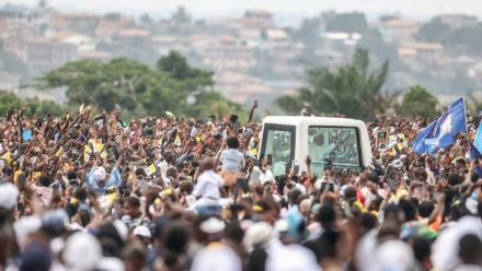 Le pape Léon XIV (C) salue la foule depuis la papamobile à son arrivée à l'aéroport de Yaoundé Ville, au sixième jour d'un voyage apostolique de 11 jours en Afrique, le 18 avril 2026.