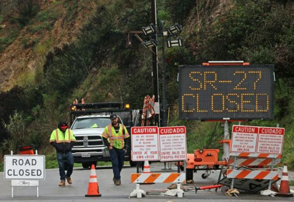 Une route fermée à la circulation à Topanga, en raison des violentes tempêtes qui frappent le sud de la Californie, le 25 décembre 2025 