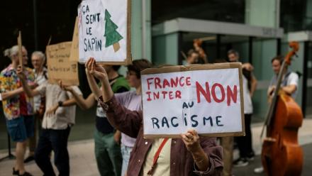 Des employés de Radio France manifestent le 13 septembre 2026 devant le siège à Paris pour protester contre l'arrivée de Charles Sapin sur France Inter