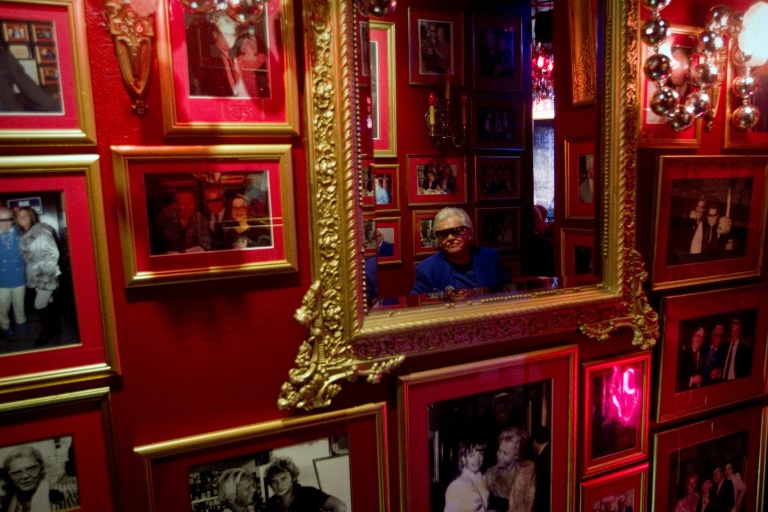 Le directeur de cabaret Michou se reflète dans un miroir au cabaret Michou à Paris, le 23 décembre 2011