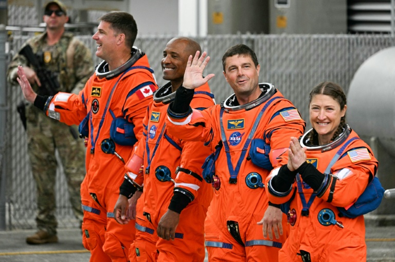 Les quatre astronautes de la mission Artémis 2 avant leur décollage, le 1er avril 2026 au Kennedy Space Center de Cap Canaveral, en Floride