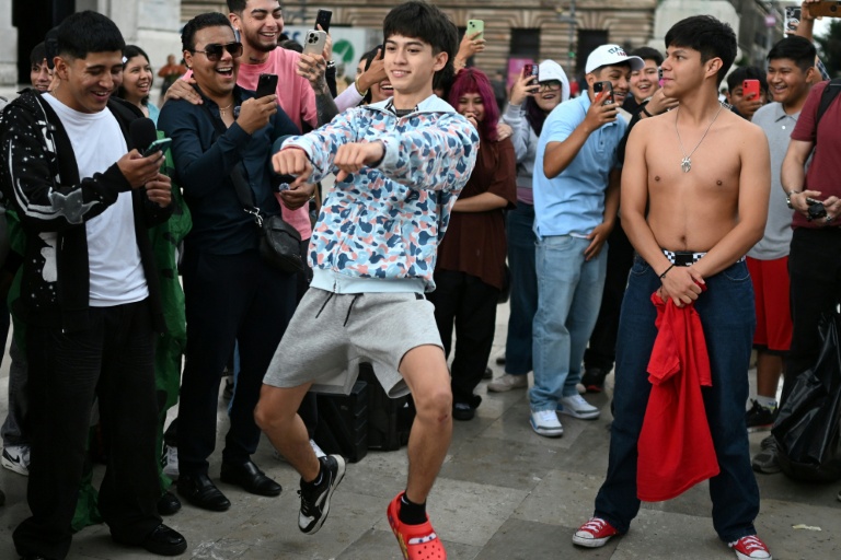 De jeunes Mexicains font des gestes en direction de leur adversaire lors d'une 