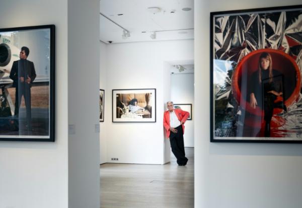 Jean-Marie Perier pose devant son exposition de photos à Paris le 30 juin 2026