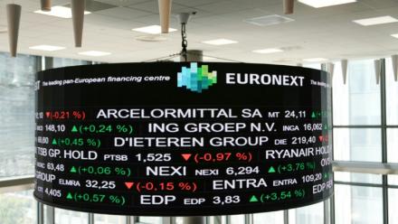 Des cours de la Bourse de Paris affichés dans le bâtiment d'Euronext à La Défense, le quartier d'affaires de Paris, le 10 mai 2024