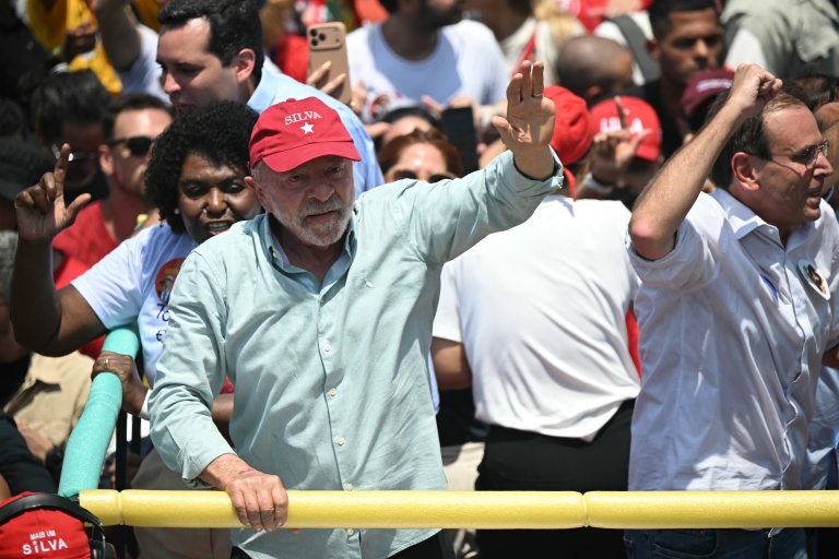 Le président brésilien Luiz Inacio Lula da Silva salue ses partisans, le 24 octobre 2026 à Rio de Janeiro au Brésil