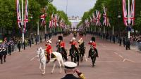 Le roi Charles III salue des participants au défilé militaire célébrant à Londres le 5 mai 2025 les 80 ans de la fin de la guerre en Europe en mai 1945. 