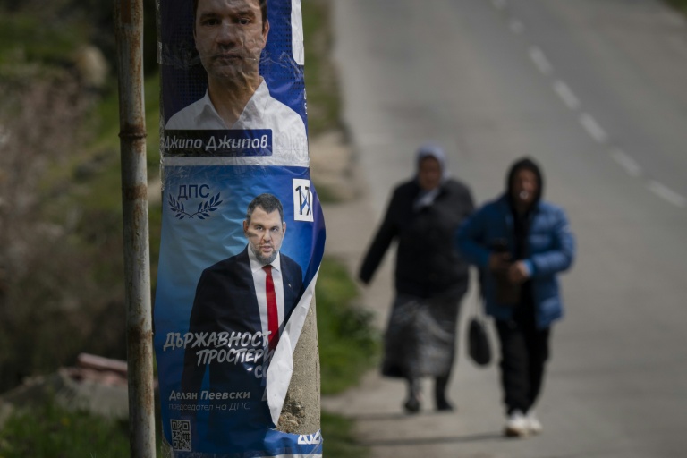 Affiches électorales des candidats aux législatives bulgares Delyan Peevski (en bas) et Djipo Djipov, le 14 avril 2026 près de Razgrad, en Bulgarie