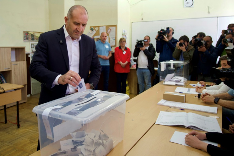 L'ancien président bulgare Roumen Radev dépose son bulletin dans un bureau de vote lors des élections législatives bulgares à Sofia, le 19 avril 2026