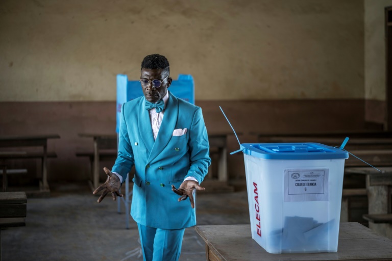 Un électeur camerounais dans un bureau de vote à Yaoundé, le 12 octobre 2025