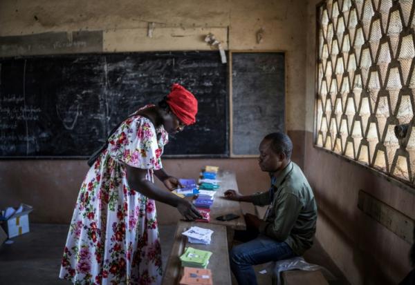 Une électrice camerounaise dans un bureau de vote à Yaoundé, le 12 octobre 2025