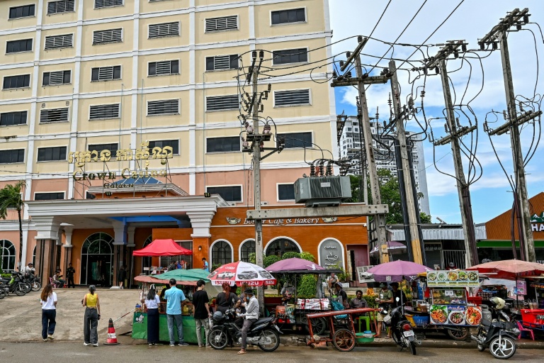 Des vendeurs de street food devant un casino au Cambodge le 24 juin 2025