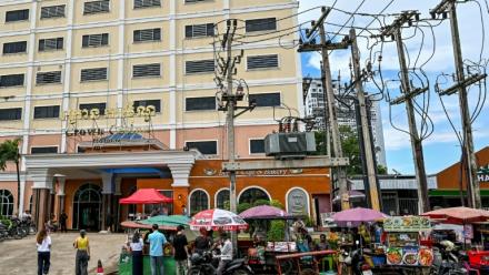 Des vendeurs de street food devant un casino au Cambodge le 24 juin 2025