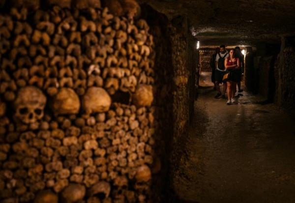 Des touristes visitent les Catacombes de Paris, le 12 août 2025