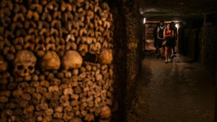 Des touristes visitent les Catacombes de Paris, le 12 août 2025