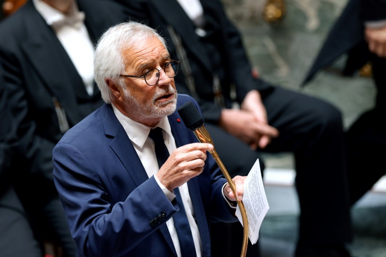 Le ministre de l'Aménagement du territoire François Rebsamen s'exprime à l'Assemblée nationale le 10 juin 2025 à Paris