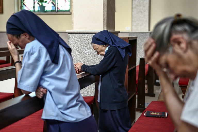 Des catholiques prient pendant une messe dans le village de Taybeh, en Cisjordanie occupée, le 22 juin 2026