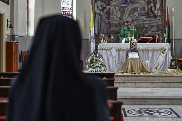 Le père Bachar Fawadleh, curé de l'Eglise latine, officie dans son village de Taybeh, en Cisjordanie occupée, le 22 juin 2026 