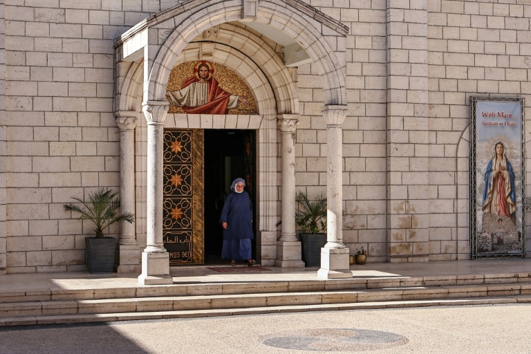 Une soeur catholique sort d'une église après la messe, dans le village chrétien de Taybeh, en Cisjordanie occupée, le 22 juin 2026