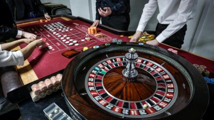 Des apprentis croupiers lors d'une session d'entraînement à l'école "All'In Casino Experts" à Saint-Cloud, le 26 mars 2026