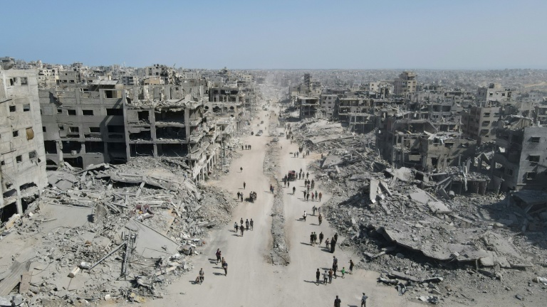 Des Palestiniens reviennent dans la ville de Gaza après le début du cessez-le-feu, le 11 octobre 2025