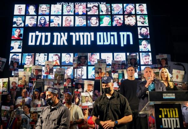 L’envoyé spécial américain Steve Witkoff (au centre) s’exprime tandis que l’homme d’affaires américain Jared Kushner et son épouse Ivanka Trump l’écoutent lors d’un rassemblement à Tel-Aviv, le 11 octobre 2025