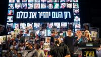 L’envoyé spécial américain Steve Witkoff (au centre) s’exprime tandis que l’homme d’affaires américain Jared Kushner et son épouse Ivanka Trump l’écoutent lors d’un rassemblement à Tel-Aviv, le 11 octobre 2025
