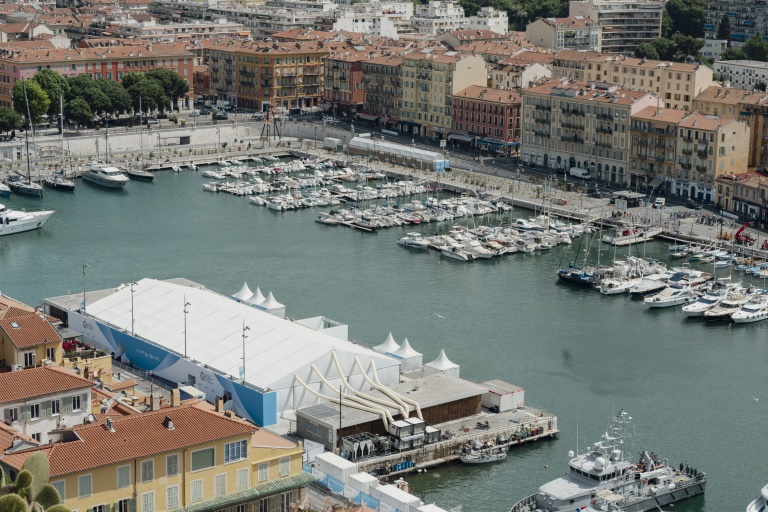 Une vue du port et d'un des bâtiments destinés à accueillir la 3e Conférence des Nations unies pour l'Océan, à Nice, le 2 juin 2025