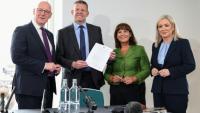 De gauche à doite le Premier ministre écossais John Swinney, le Premier ministre gallois Rhun ap Iorwerth, la présidente du Sinn Féin nord-irlandais Mary Lou McDonald et la Première ministre nord-irlandaise Michelle O'Neill, à Cardiff, au pays de Galles, le 14 septembre 2026