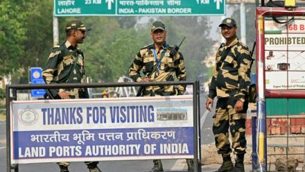 Des membres des forces de sécurité indiennes surveillent la frontière avec le Pakistan, au poste de Wagah, à 35 km d'Amristar, le 1er mai 2025