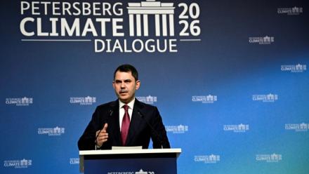 Le ministre turc de l'Environnement, Murat Kurum, à la conférence du Dialogue de Petersberg sur le climat, le 21 avril 2026 à Berlin