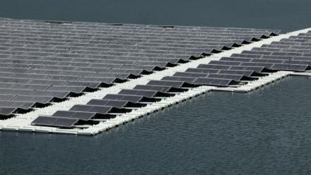 Une installation solaire photovoltaïque flottante mise en place sur le barrage de l'Oued Rmel, dans le cadre d'un parc solaire situé près du port Tanger Med, dans la province de Fahs-Anjra, à l'ouest de la ville de Tanger, le 7 août 2025. 